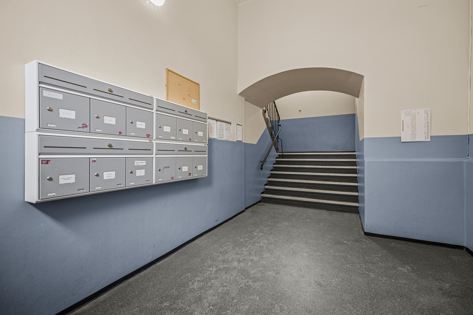 Pent fellesareal med postkasser og god belysning. Galleribilde