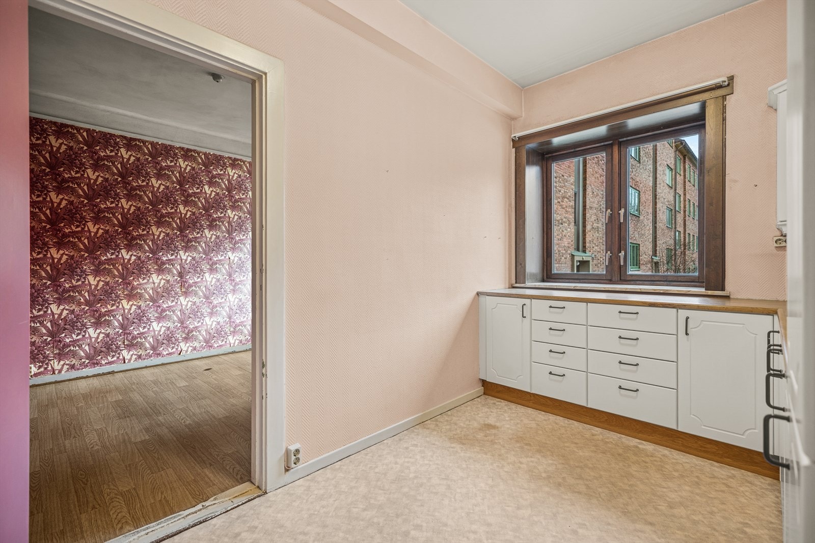 Lyst kjøkken med god skap- og benkeplass. Galleribilde