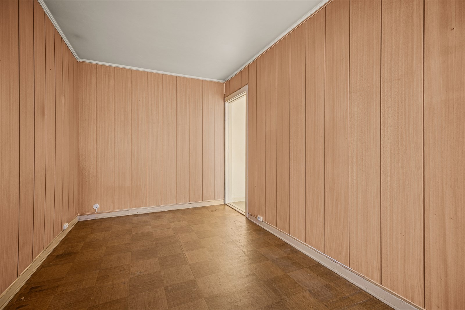 Stuen har plass til både sofagruppe og spisebord, og fremstår som lys og luftig. Galleribilde