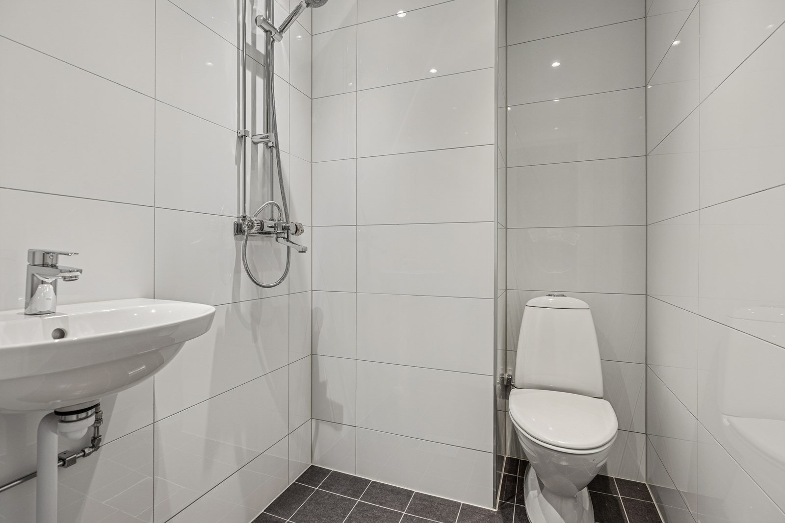 Bad/wc oppgradert i 2025/26 med flislagte overflater og varmekabler i gulv. Galleribilde