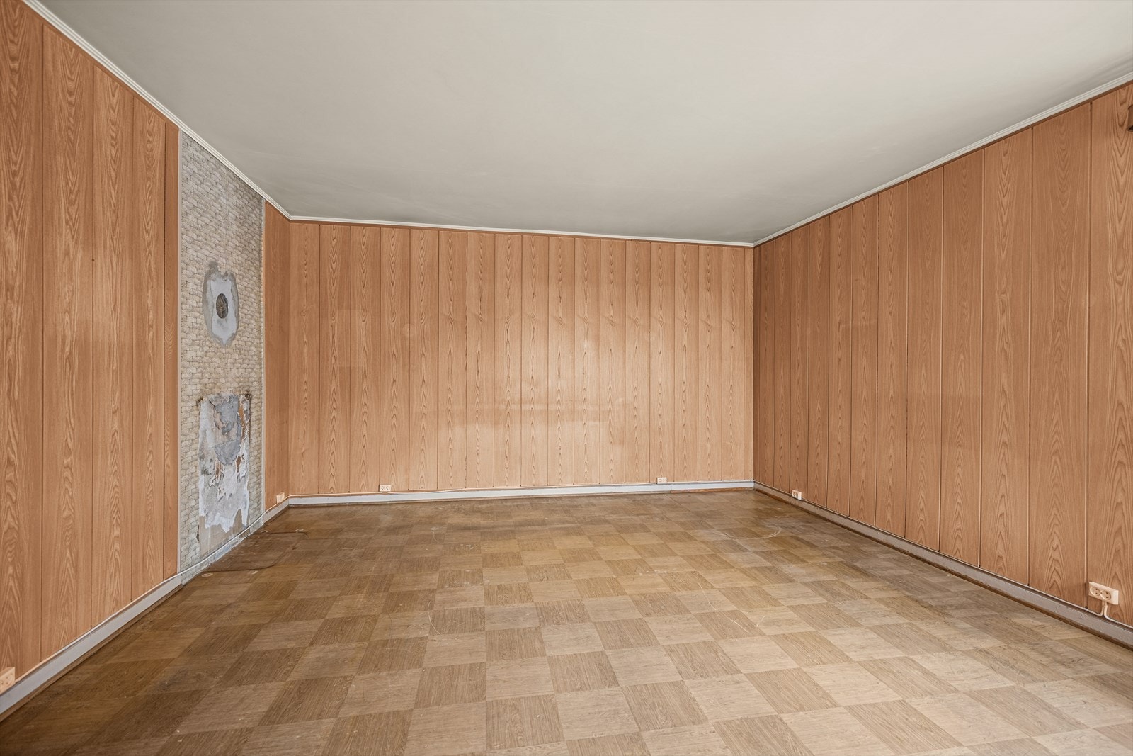 Romslig stue med god takhøyde og store flater som gir fleksible møbleringsmuligheter. Galleribilde