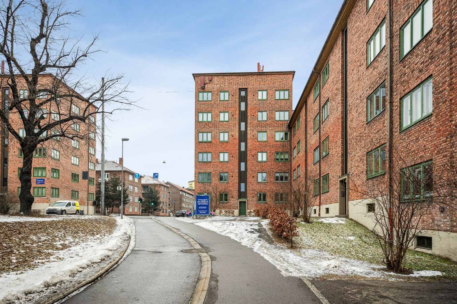 Fasade mot rolige, interne gangveier mellom blokkene. Galleribilde