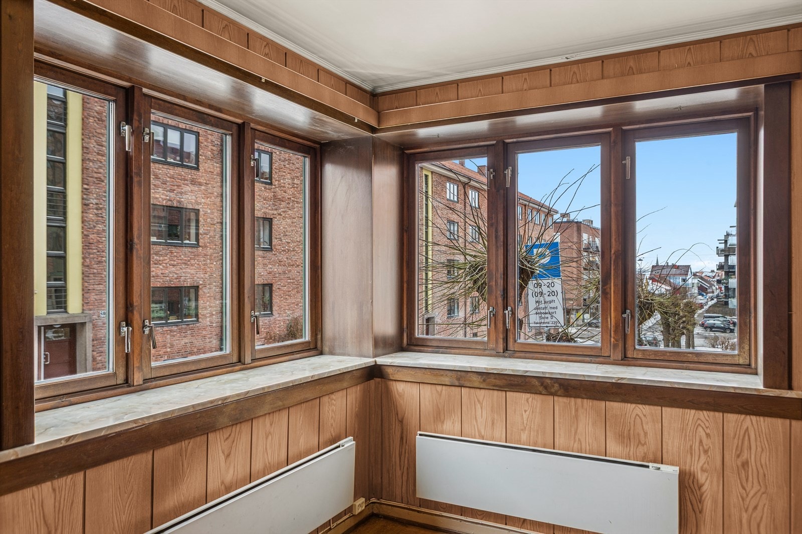 Store vindusflater gir godt med naturlig lysinnslipp og utsyn mot rolige omgivelser. Galleribilde