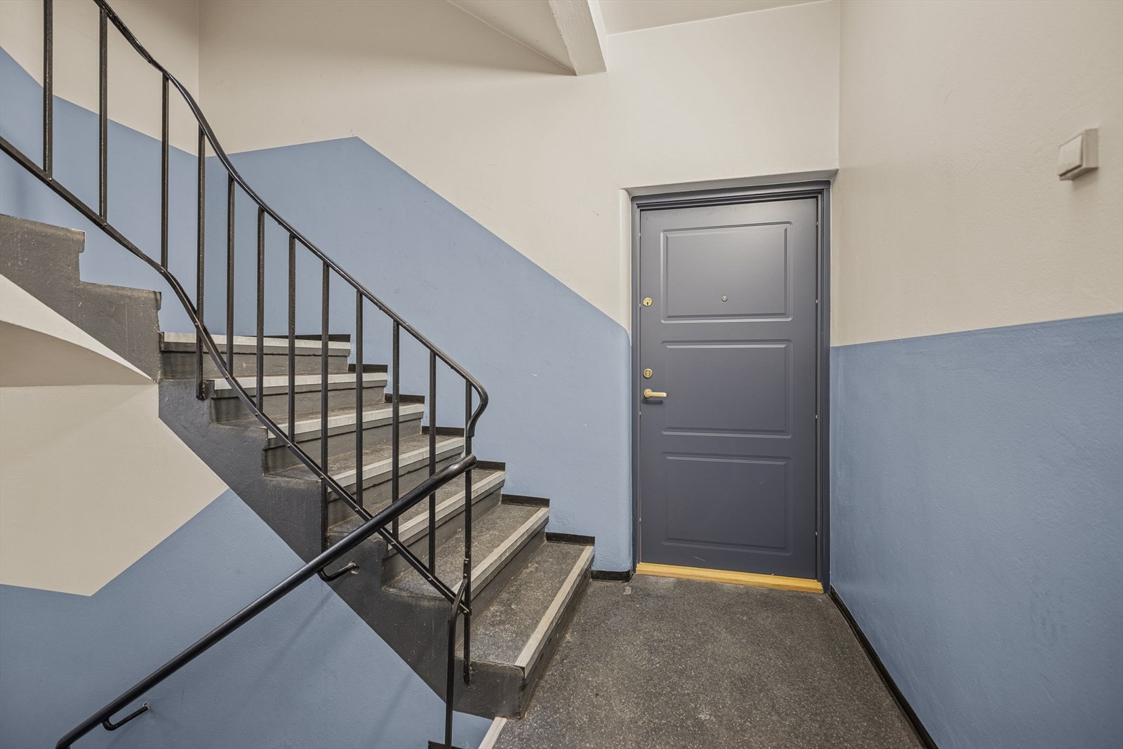 Velholdt og ryddig felles trappeoppgang med adkomst til leiligheten. Galleribilde