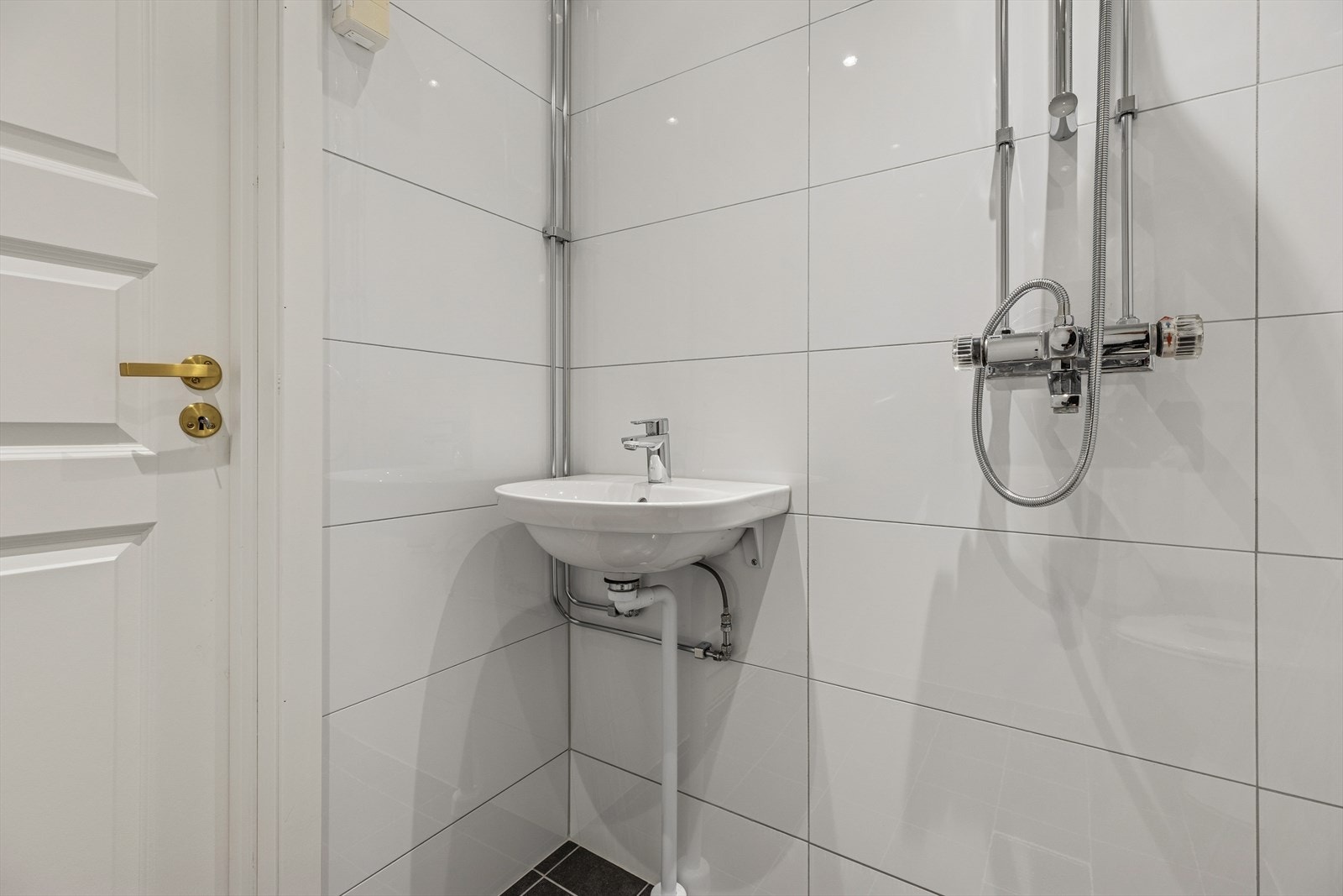 Bad med servant, frittstående wc og åpen dusjløsning. Galleribilde