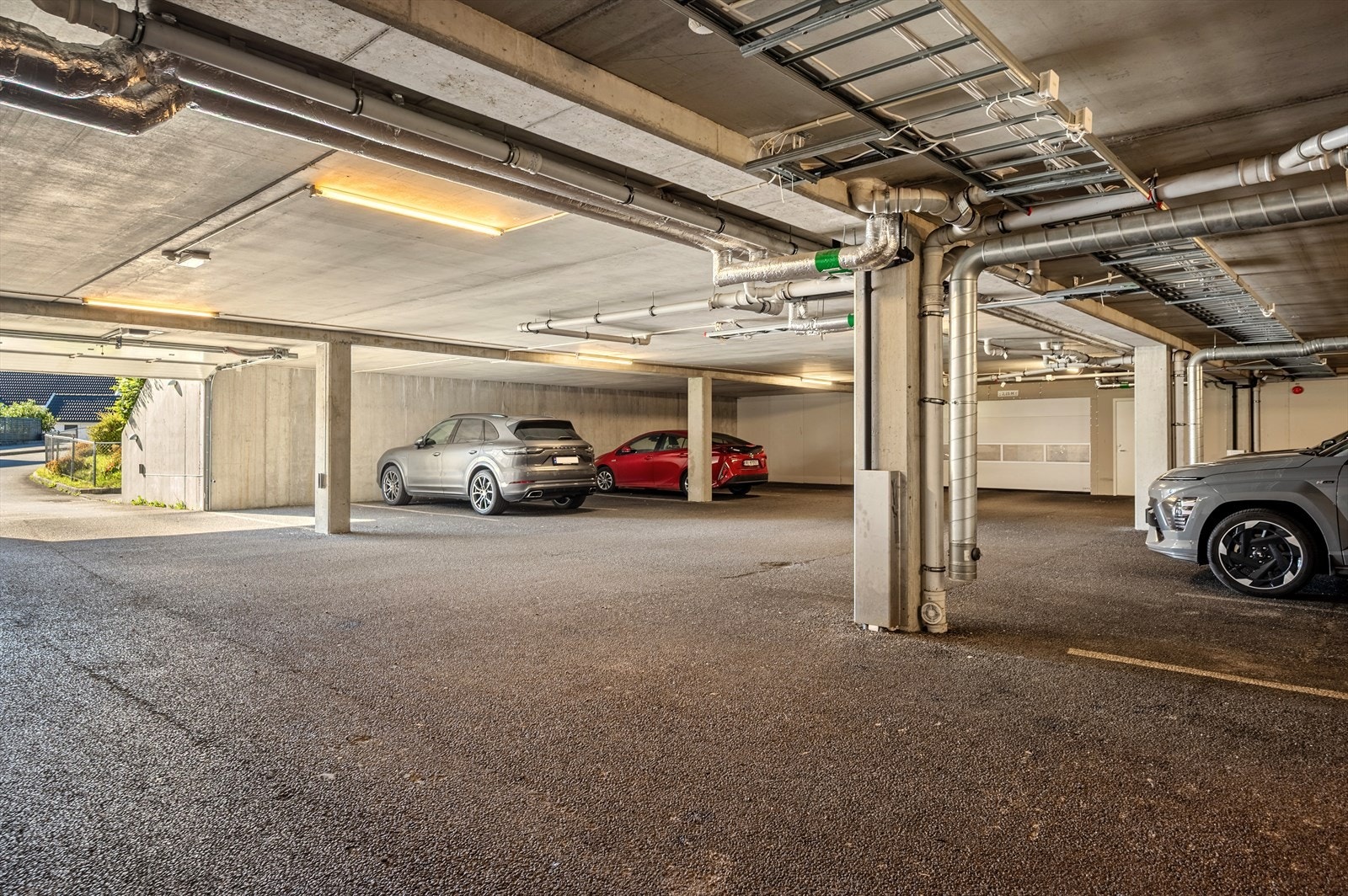 Praktisk gjesteparkering under blokken Galleribilde