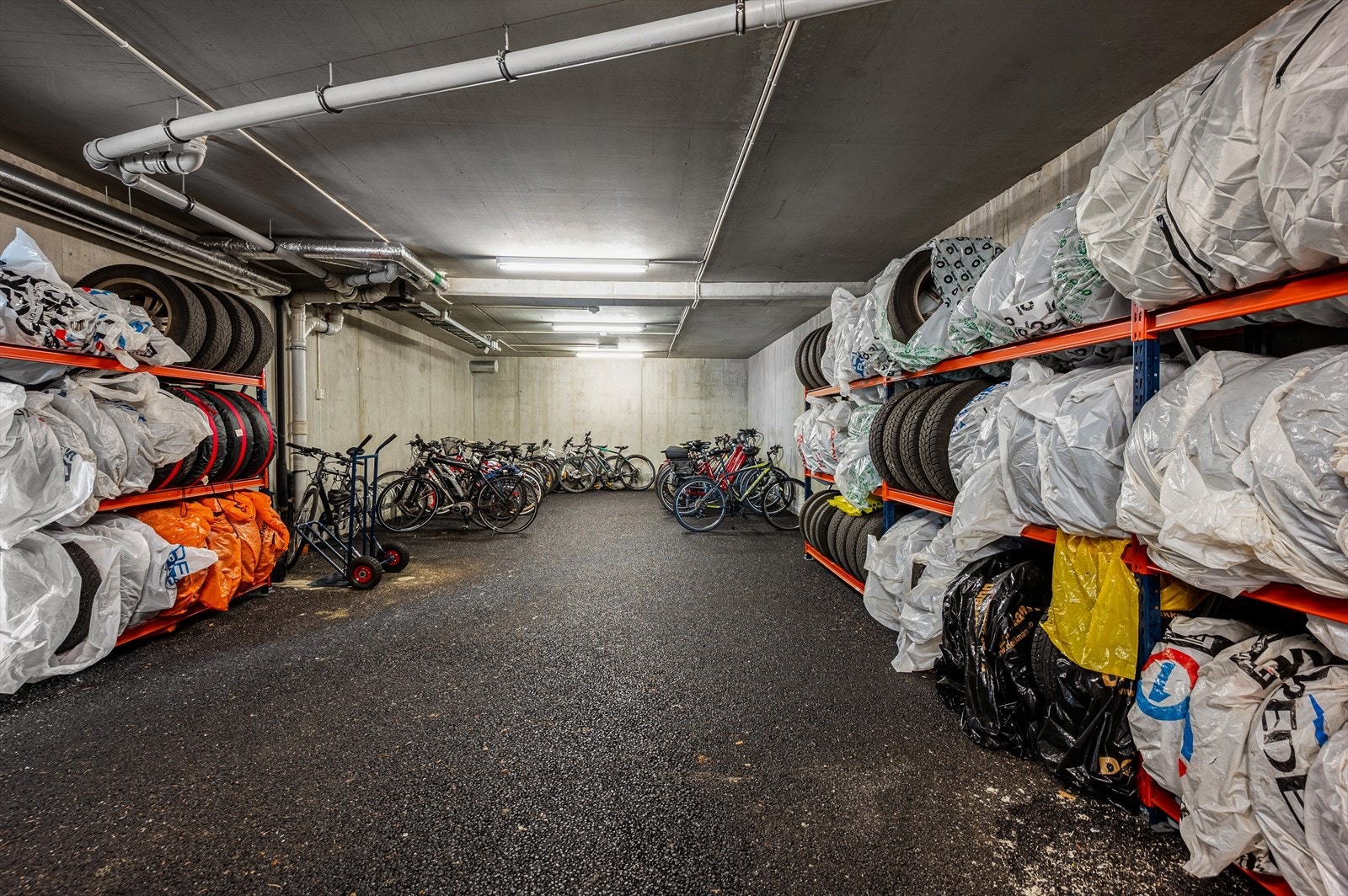 Felles lagringsrom for både sykler og bildekk for borettslaget Galleribilde