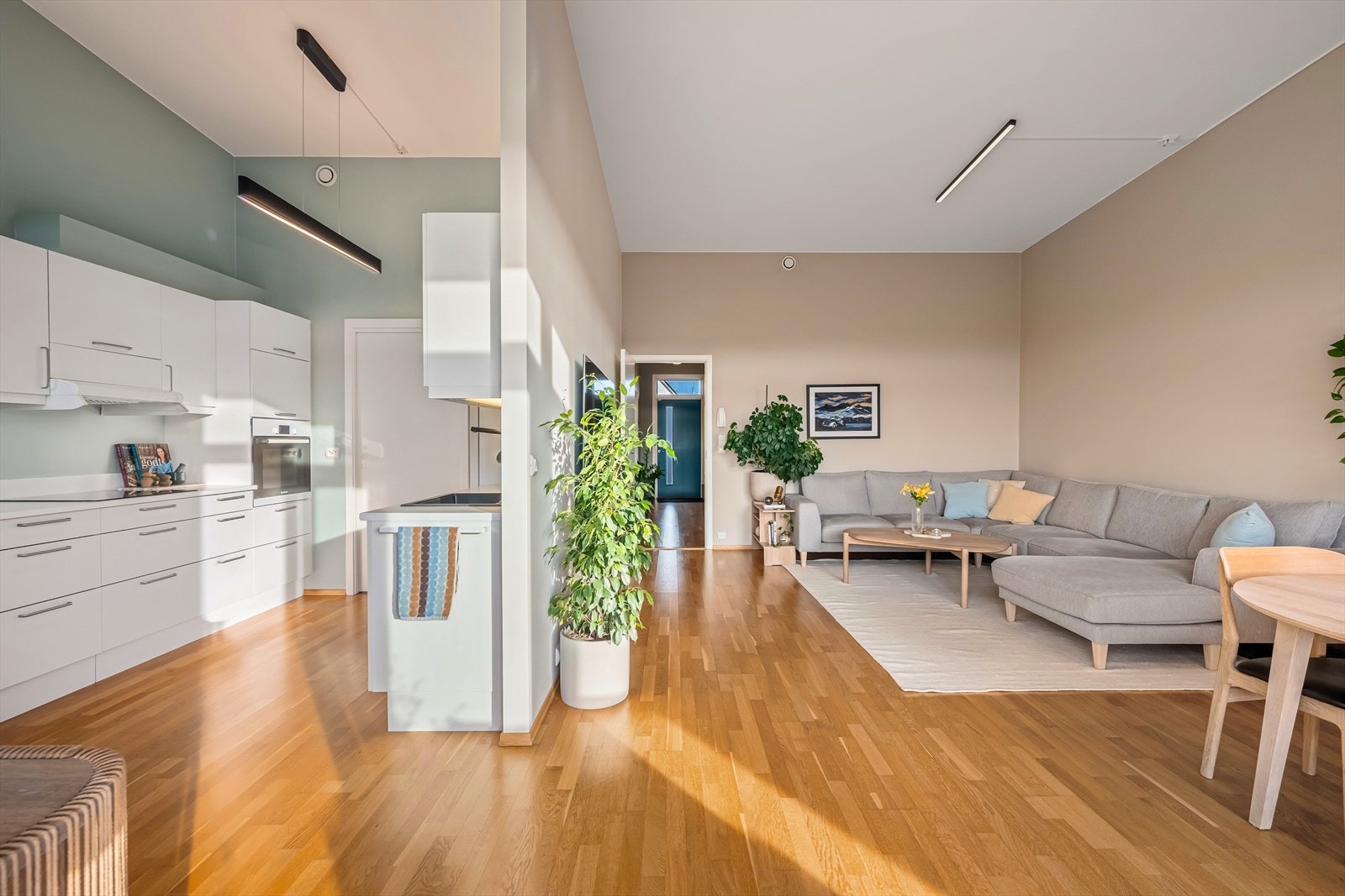 Kjøkkenet er delvis adskilt fra stuen Galleribilde