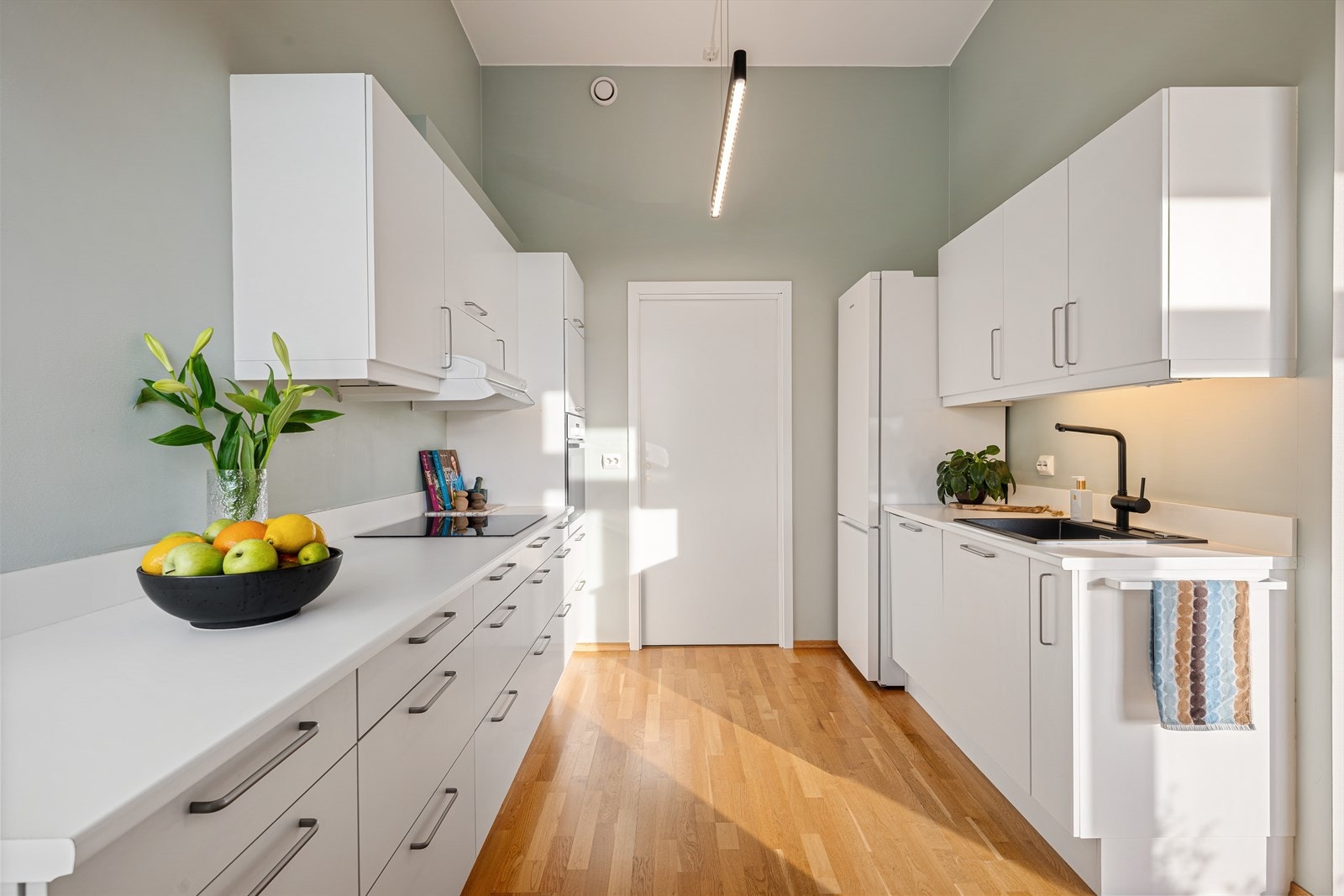 Kjøkkenet har en praktisk bod i bakkant Galleribilde