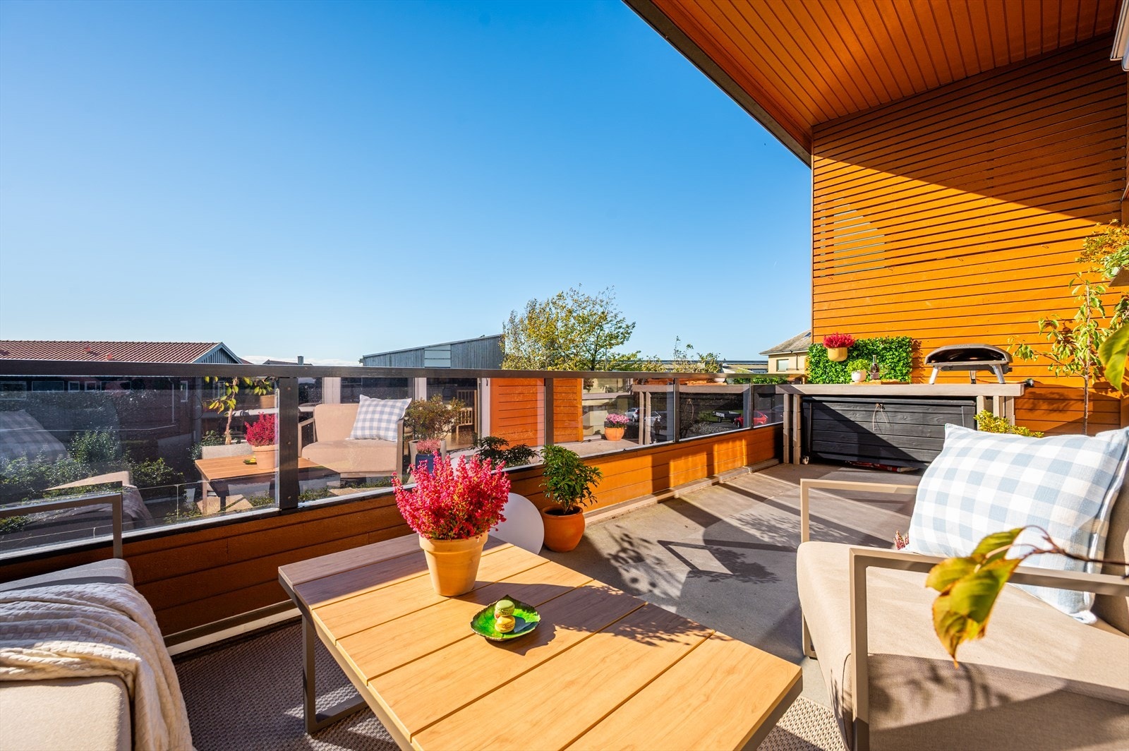 Balkongen er romslig med flere møbleringsmuligheter Galleribilde