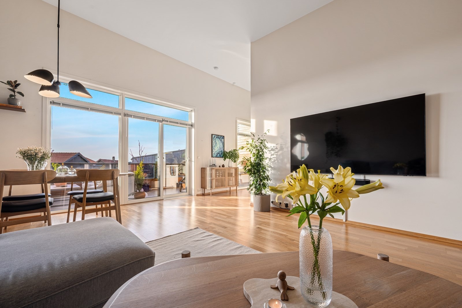 Leiligheten ligger i øverste etasje med ekstra takhøyde og store vindusflater Galleribilde