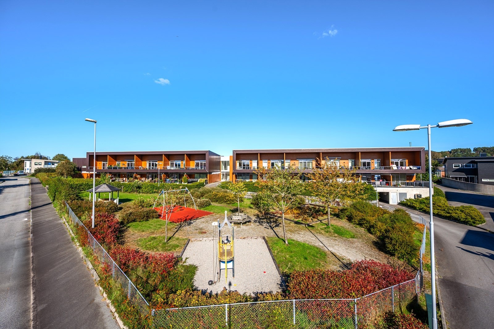 Flotte fellesareal for borettslaget med lekeplasser og grøntareal Galleribilde