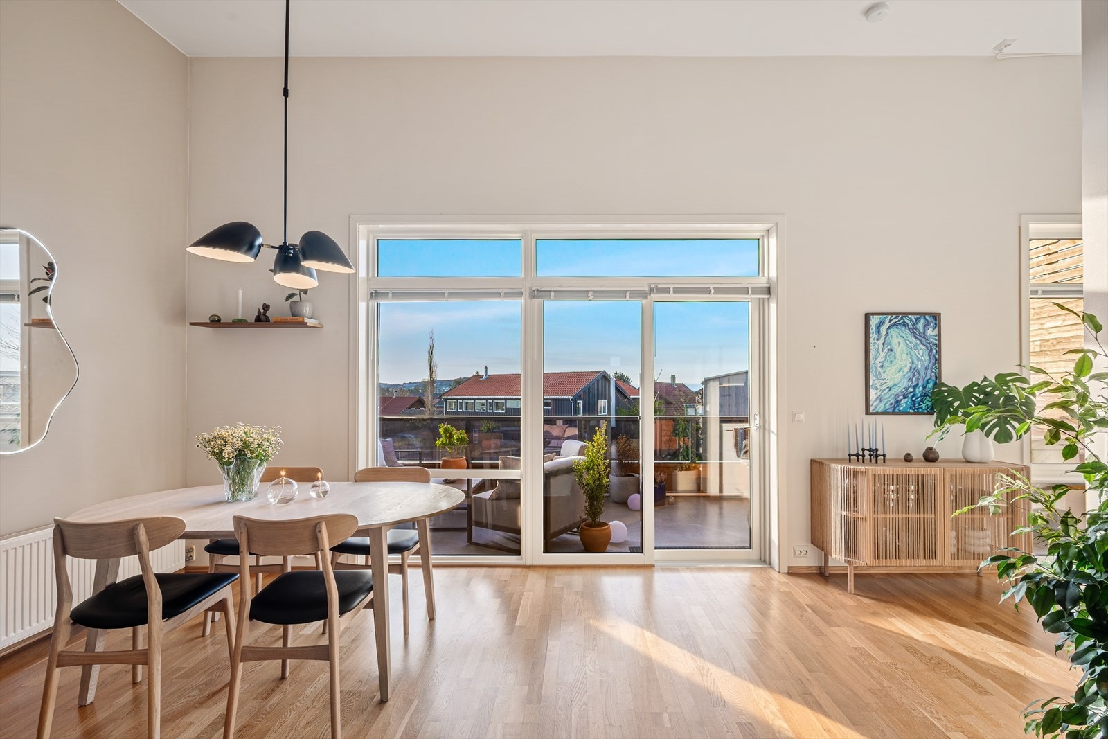 Leiligheten oppleves som luftig og lys Galleribilde