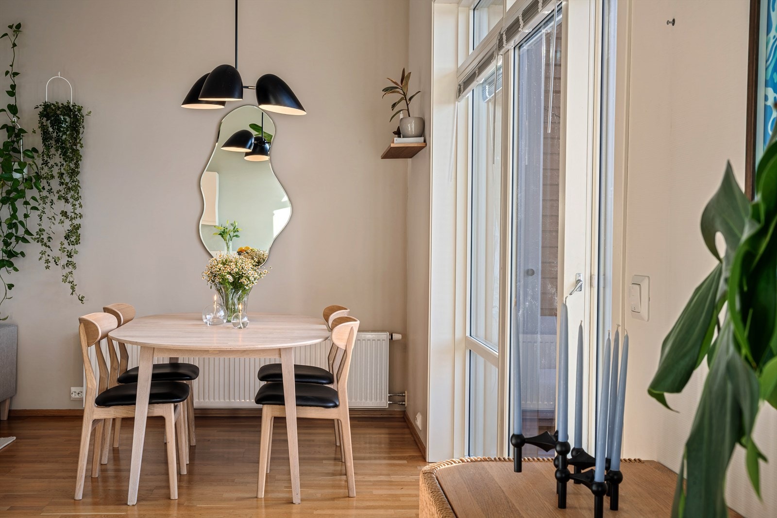 Spisestue i tilknytning til kjøkken Galleribilde