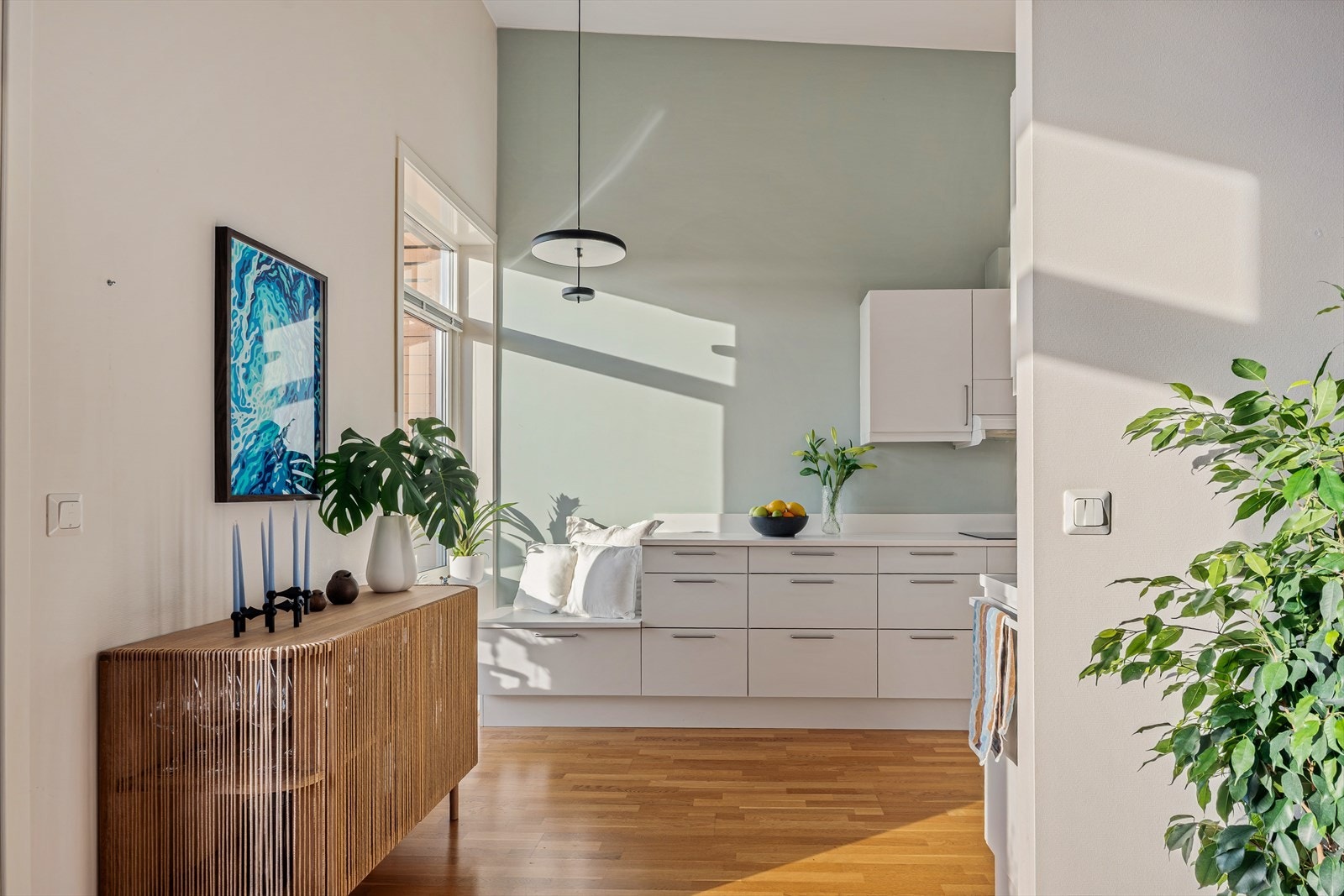 Kjøkkenet er blitt utvidet for ekstra skuffe- og benkeplass Galleribilde