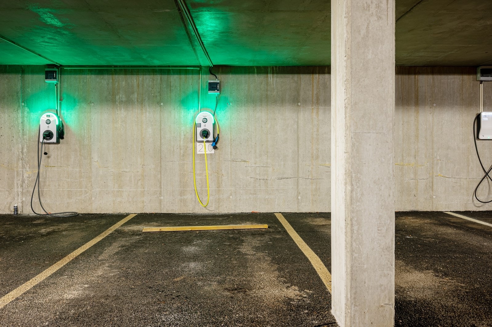 Fast parkering i lukket anlegg med ladeboks Galleribilde