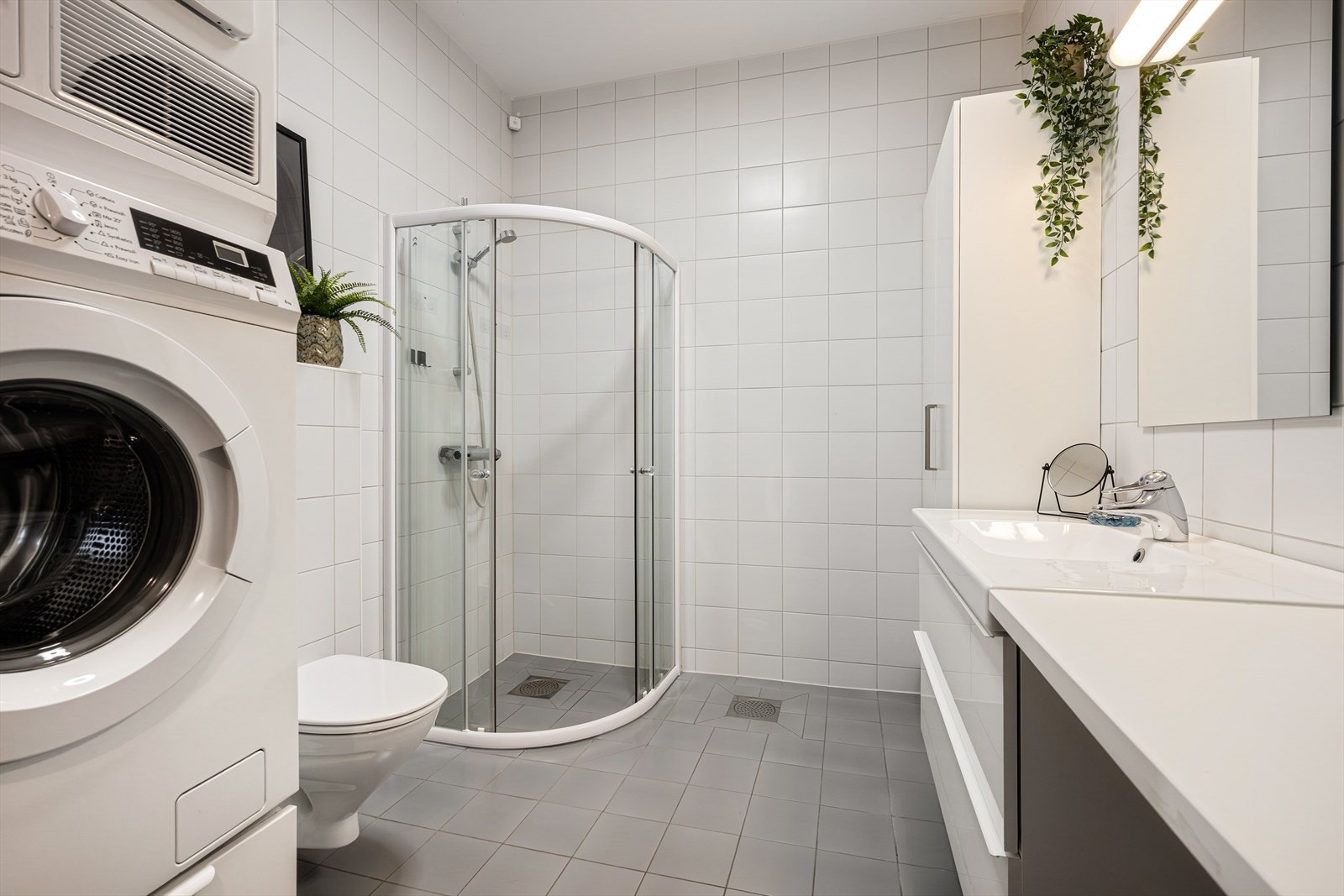 Helfliset bad med opplegg for vask/tørk Galleribilde