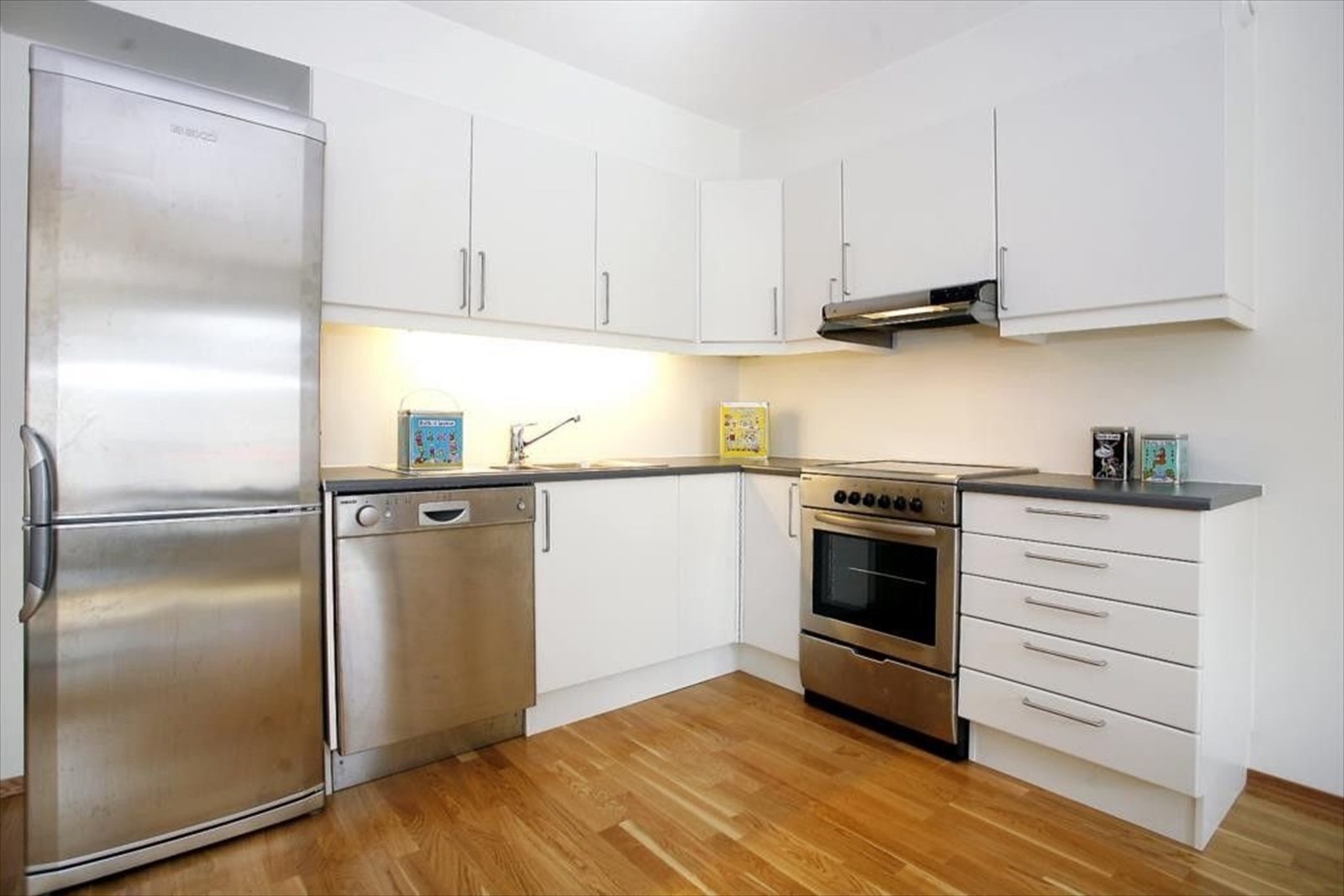 Kjøkken med hvitevarer. Galleribilde