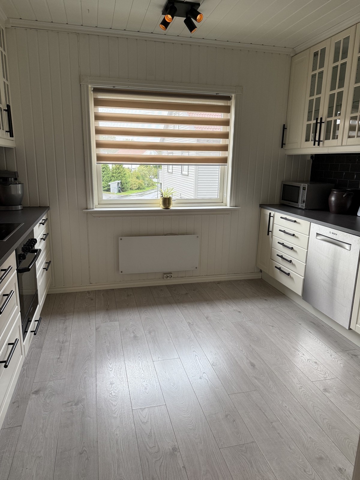 Kjøkkenet er romslig og har integrerte hvitevarer Galleribilde