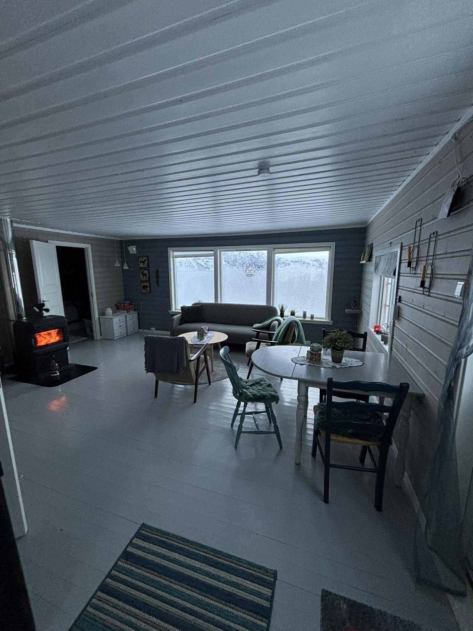 STUEN OG SPISEPLAS SETT FRA KJØKKEN Galleribilde