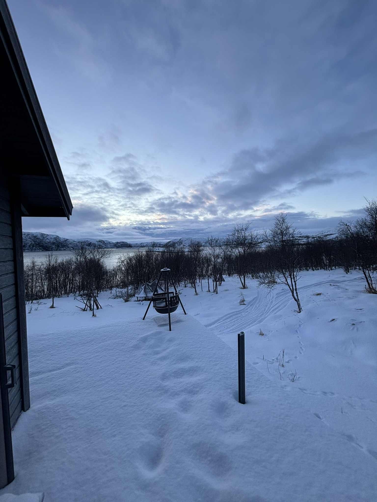 UTSIKT MOT SJØEN Galleribilde