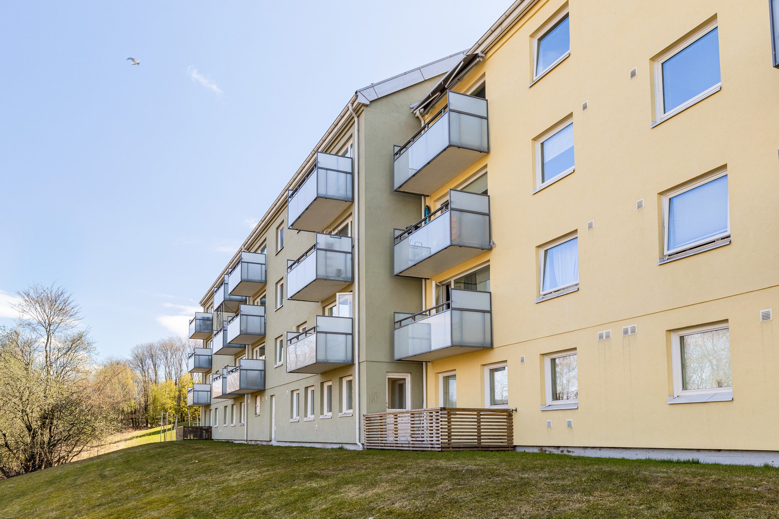 Ny terrasse har blitt ført opp og går langs stuevinduene. Galleribilde