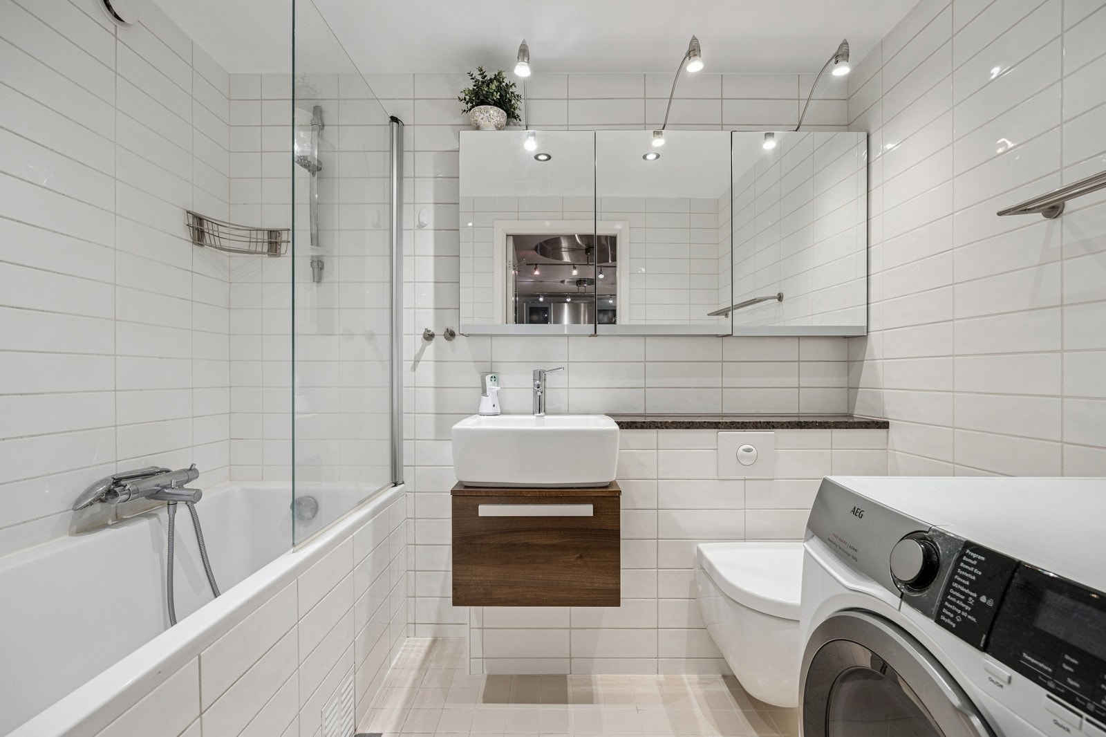 Delikat og romslig bad med masse oppbevaringsplass Galleribilde