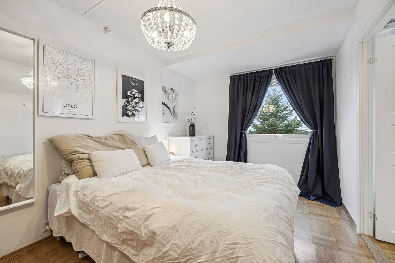 Flott og stort hovedsoverom Galleribilde