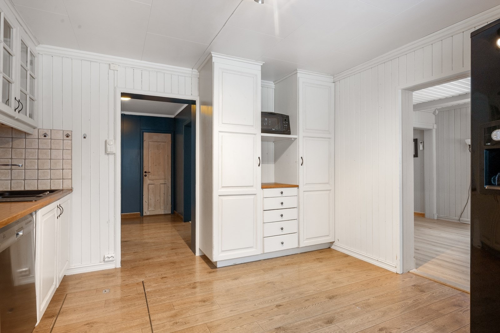 Godt med oppbevaringsplass i både skap og skuffer. Galleribilde