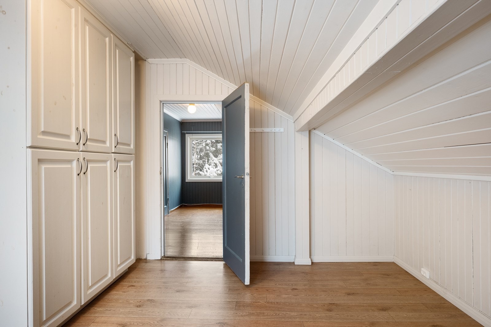 Hovedsoverommet har oppbevaringsplass i lyse garderobeskap. Galleribilde