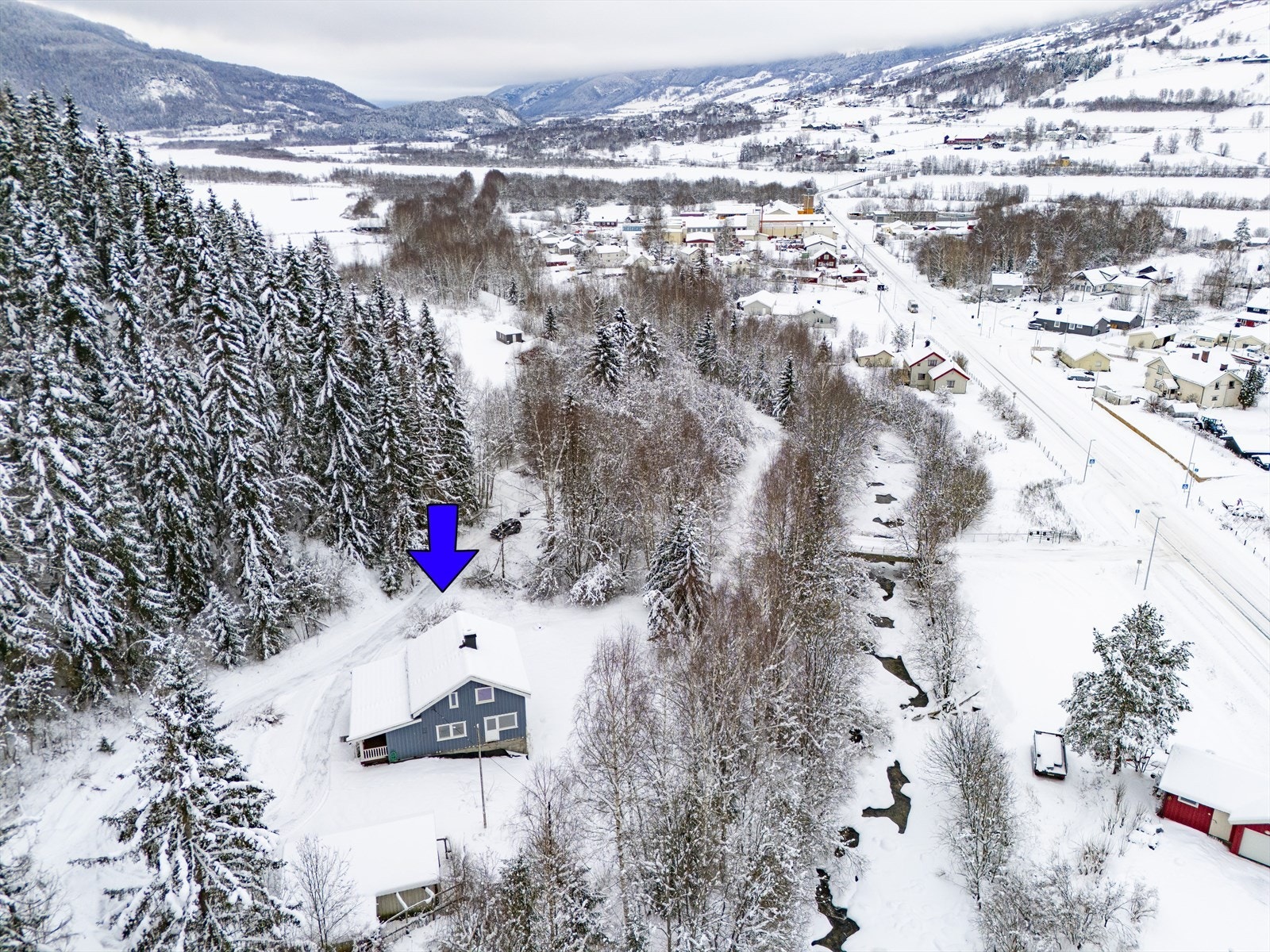 Liavegen 109 ligger i et rolig område ca 5 min fra Hundorp og 15 min fra Harpefoss. Galleribilde