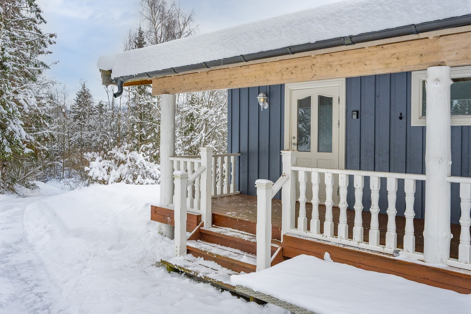 Boligen har enkel trappeadkomst og overbygd inngangsparti. Velkommen inn! Galleribilde