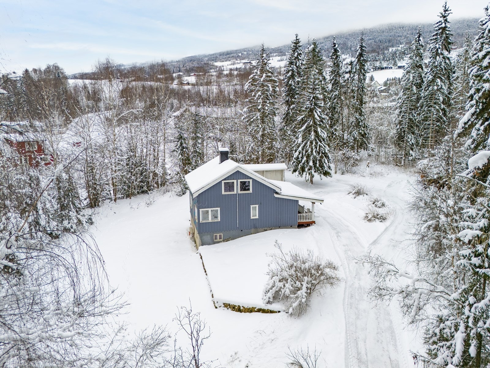 Romslig tomt på ca 3.139 kvm. Tomten er skrånende med noen flate partier. Galleribilde