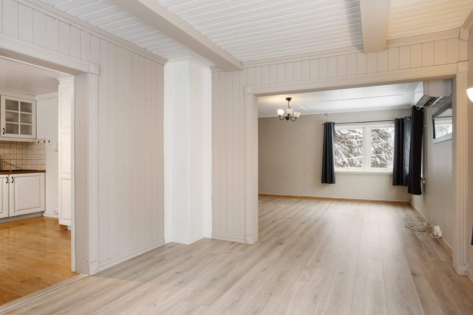 Det er adkomst til kjøkkenet fra både stue og gang. Galleribilde