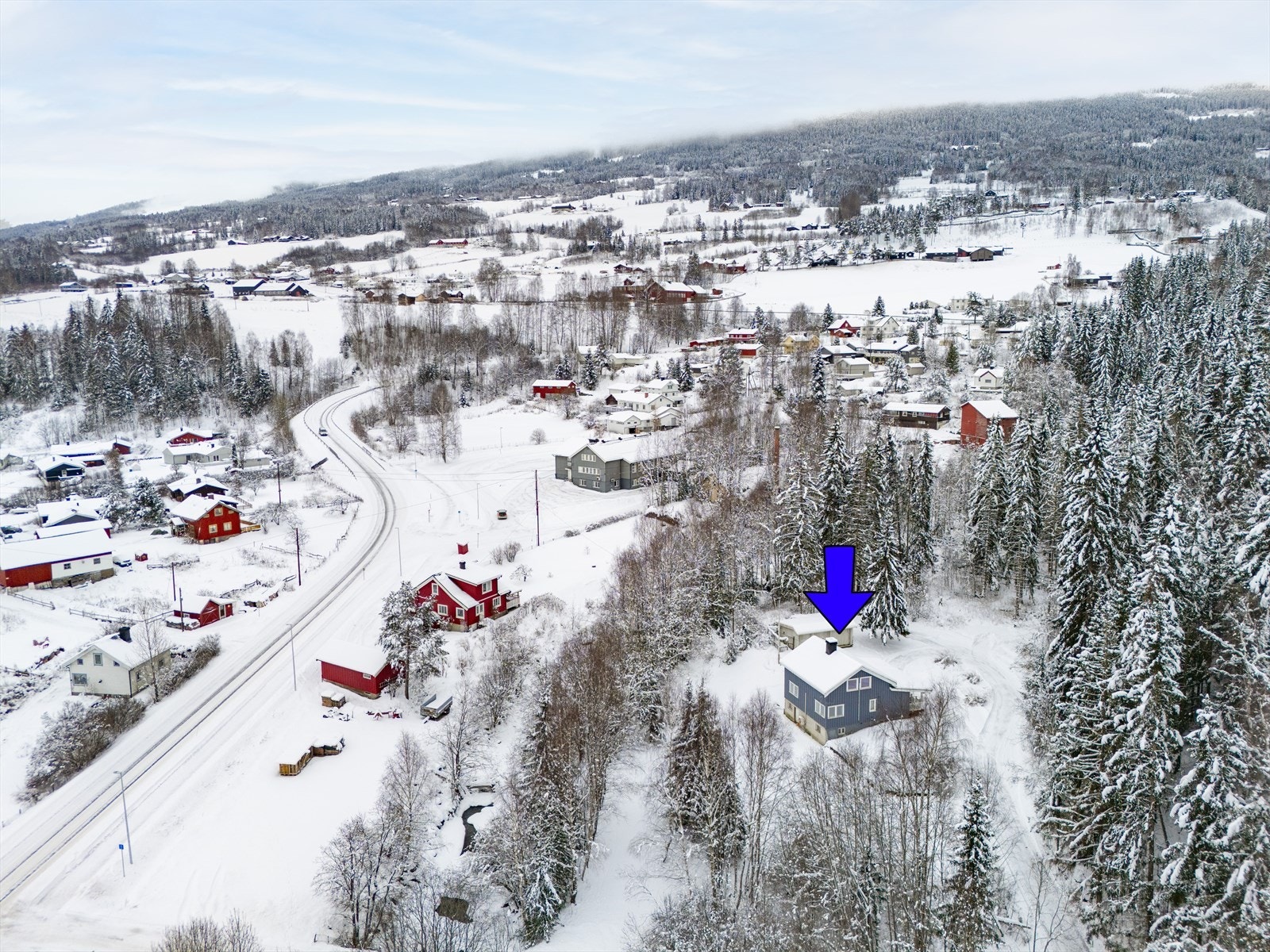 Til dagligvare, barnehage og barneskole er det ca 5-10 minutters kjøring. Galleribilde