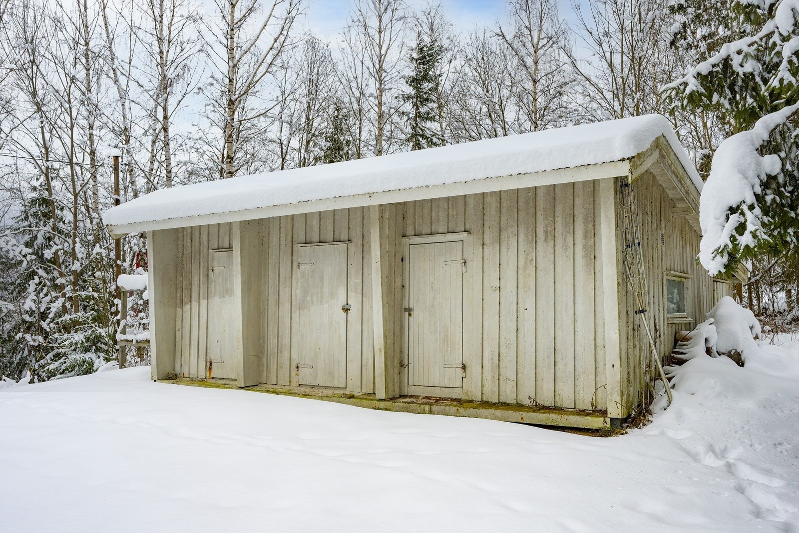 I tillegg består eiendommen av et uthus på ca 45 kvm. Galleribilde