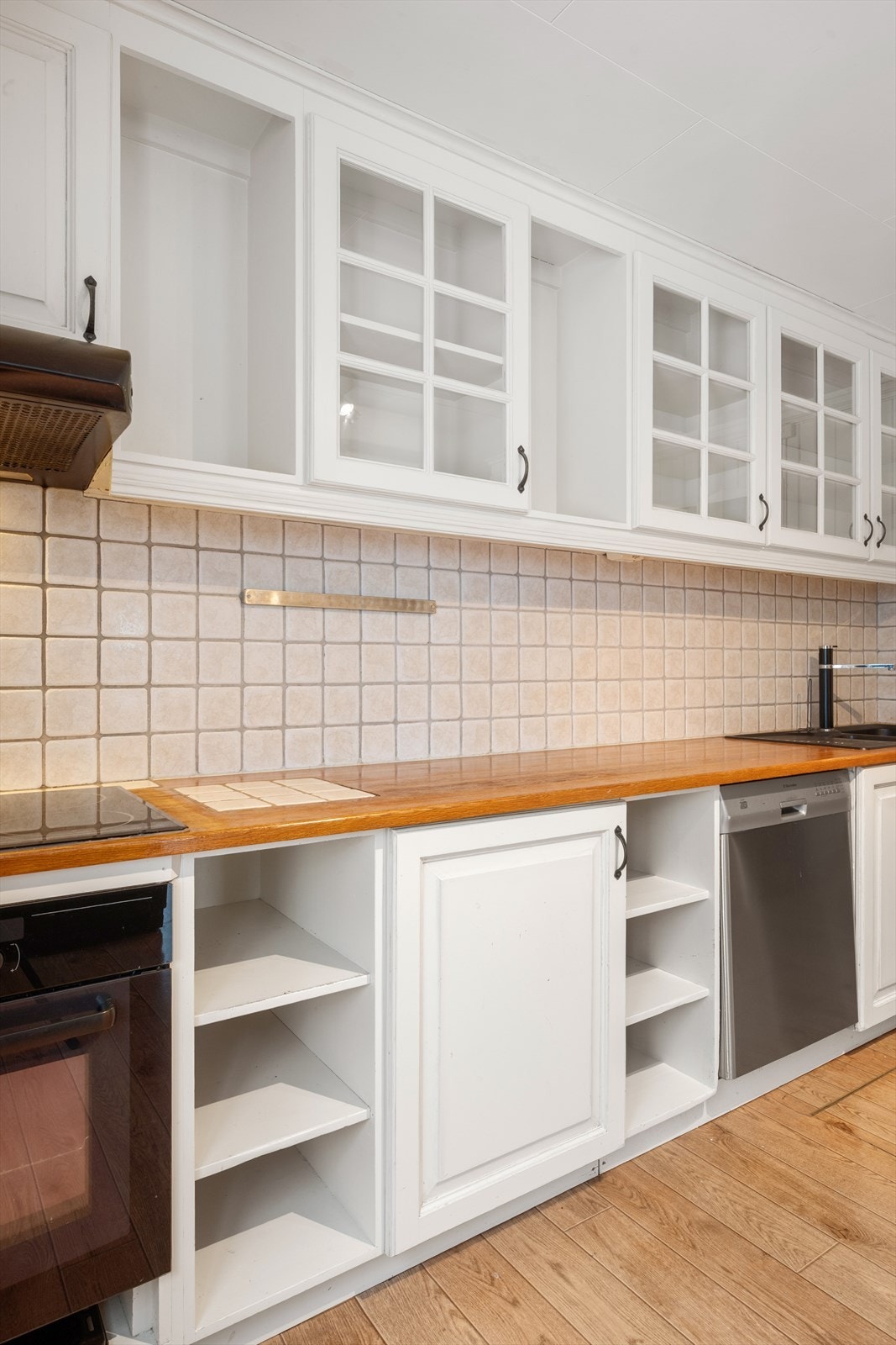 Vitrinedører gir kjøkkenet et tiltalende uttrykk. Galleribilde