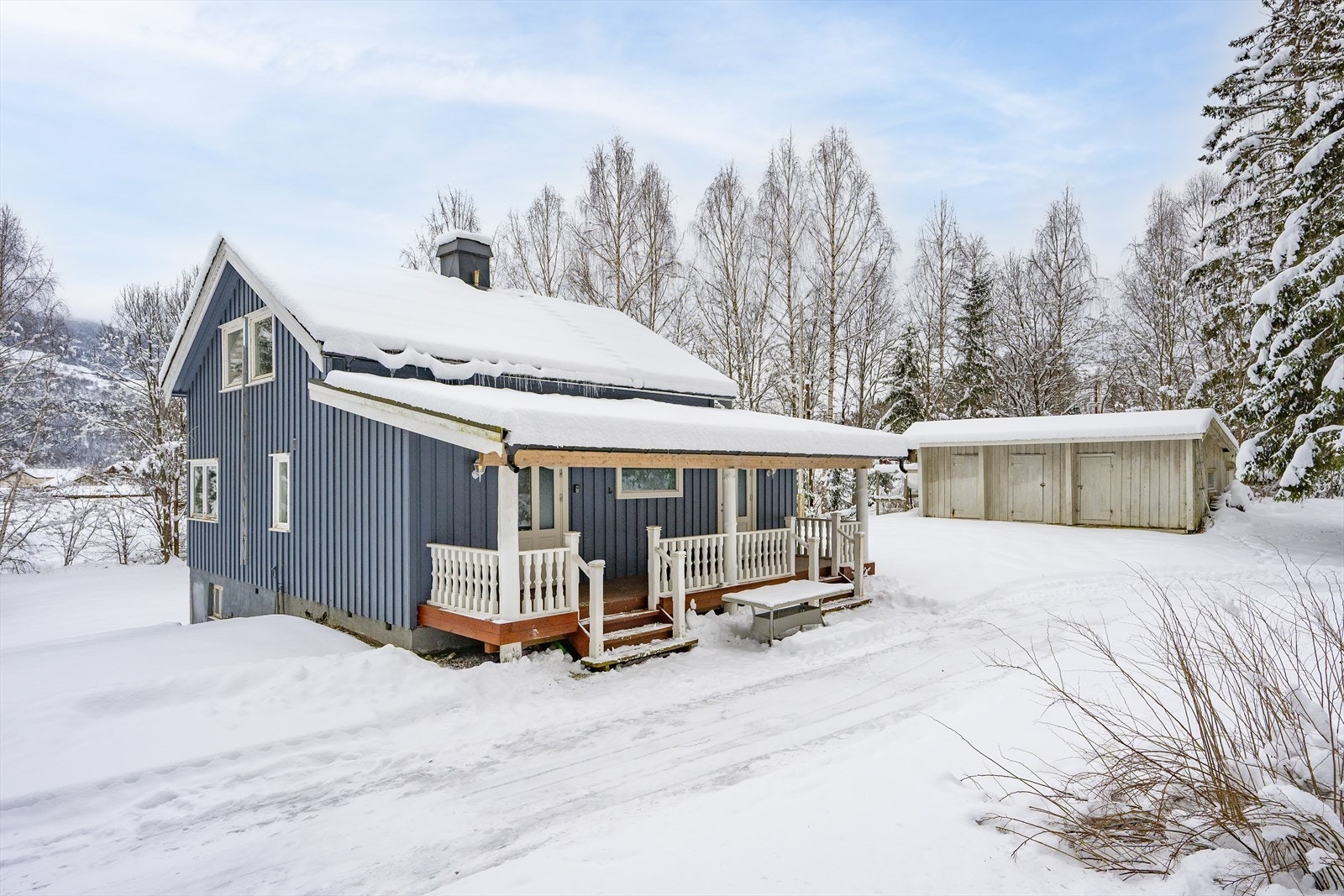 Eiendommen "Haugnes" ble oppført i 1939 og går over to plan og kjeller. Eiendommen har flat innkjøring og gårdsplass med gode parkeringsmuligheter. Galleribilde