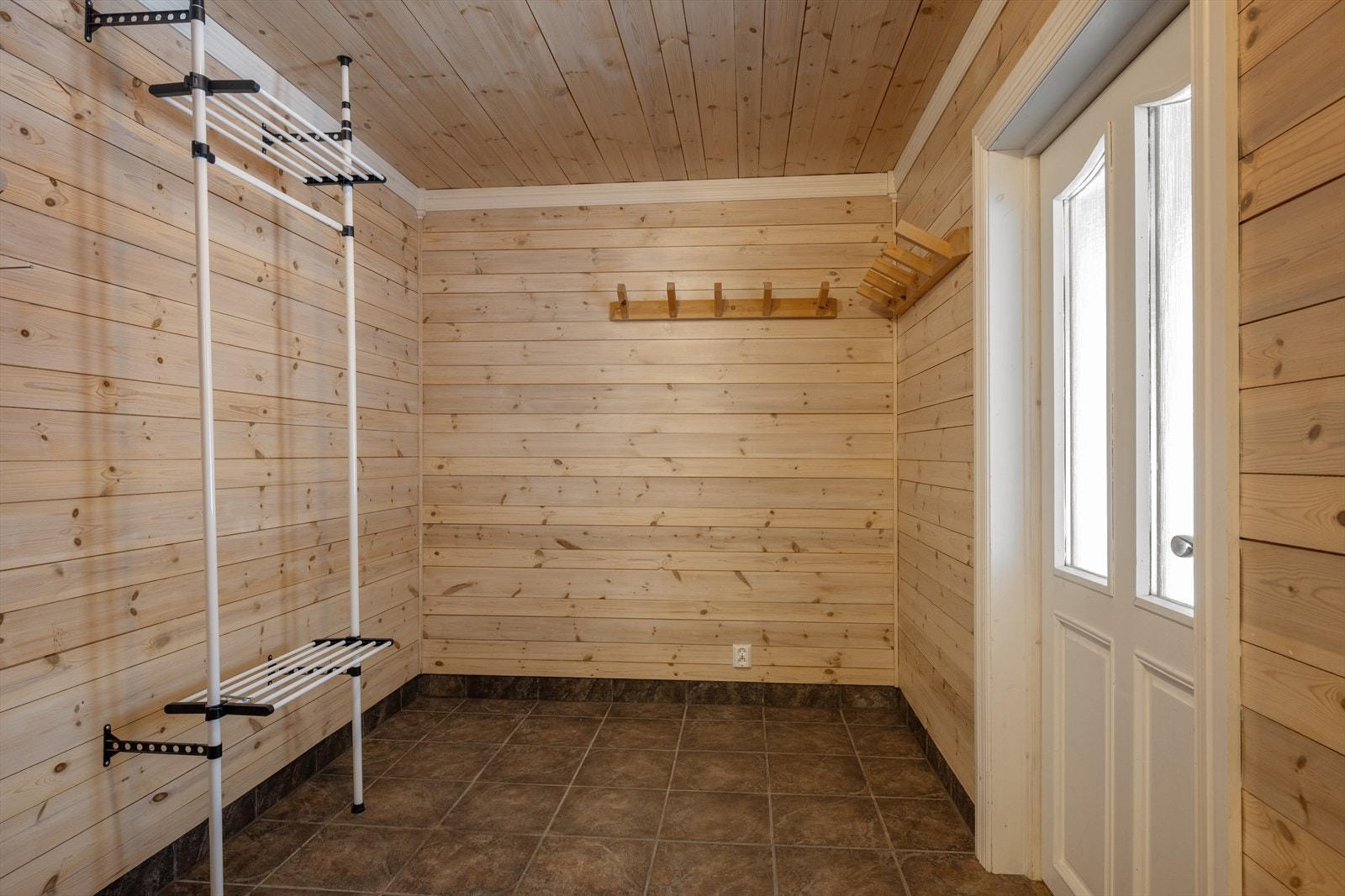 Den ene delen av rommet er innredet som vaskerom. Galleribilde