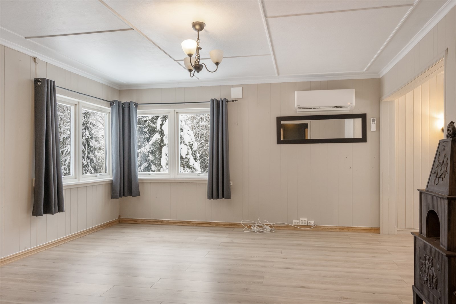 Videre inn ligger en romslig og lys stue og spisestue. Galleribilde