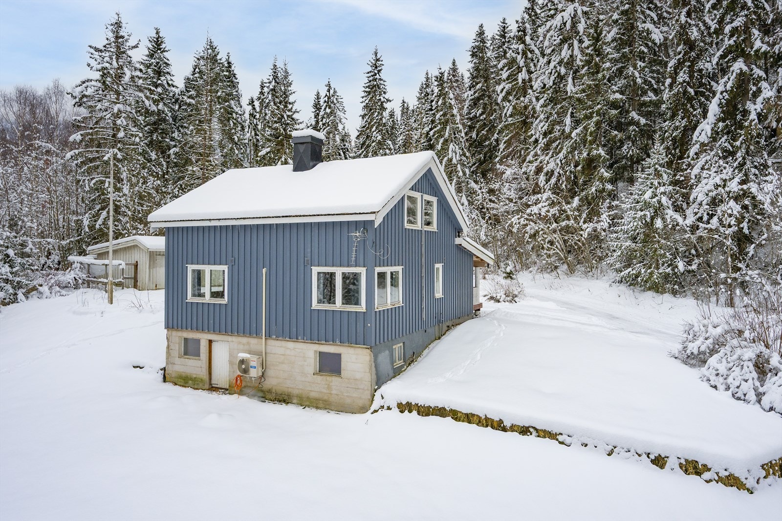 Eiendommen "Haugnes" ble oppført i 1939 og går over to plan og kjeller. Galleribilde