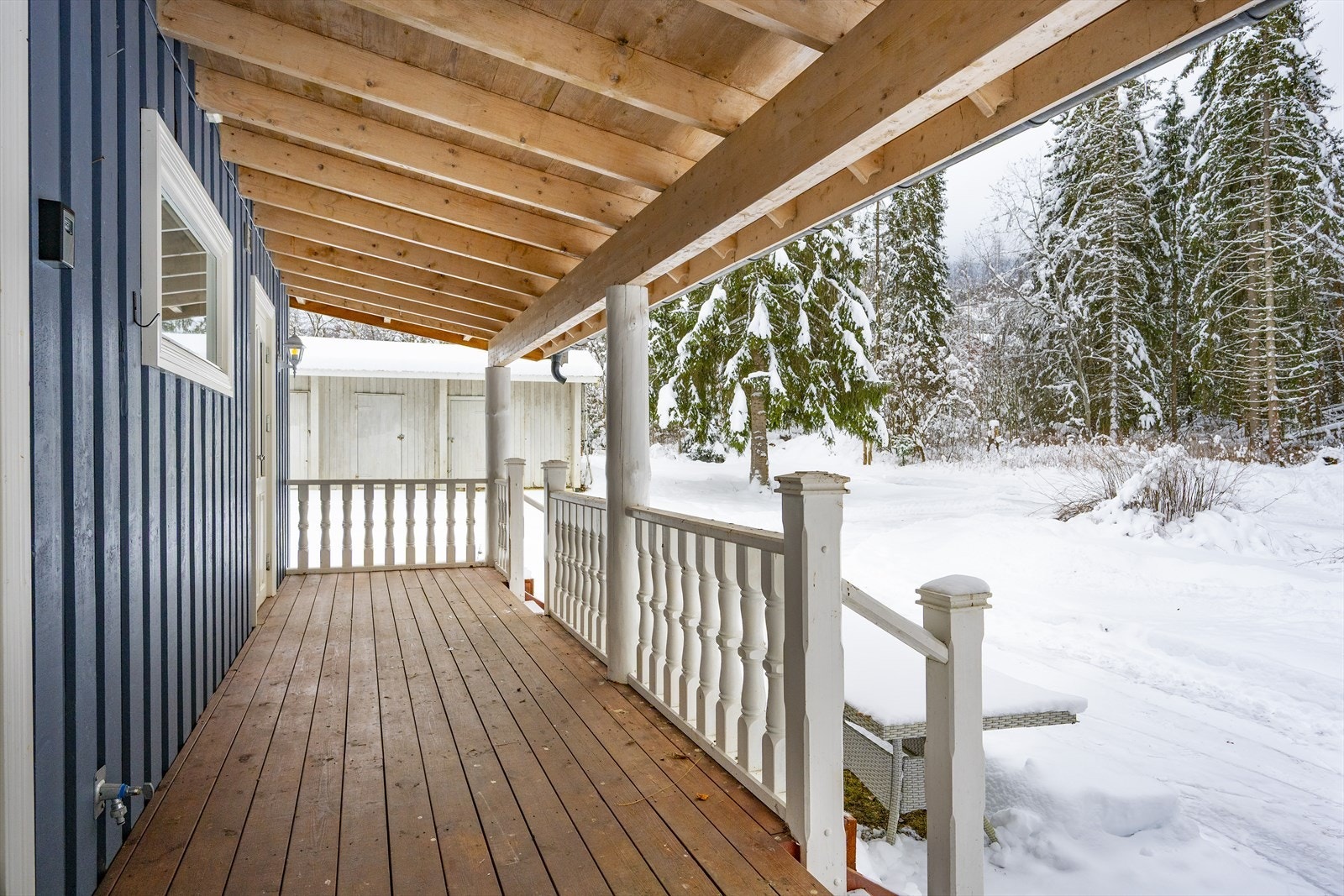 Ved inngangen til boligen er det tilgang til overbygd terrasse. Galleribilde