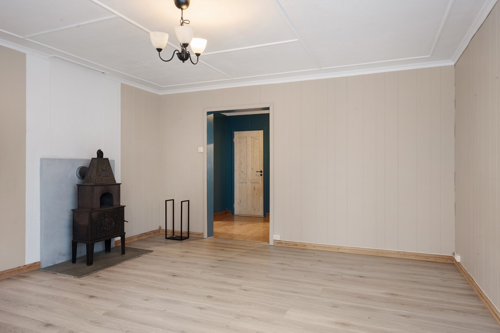 Det er både vedovn og varmepumpe i oppholdsrommene. Galleribilde