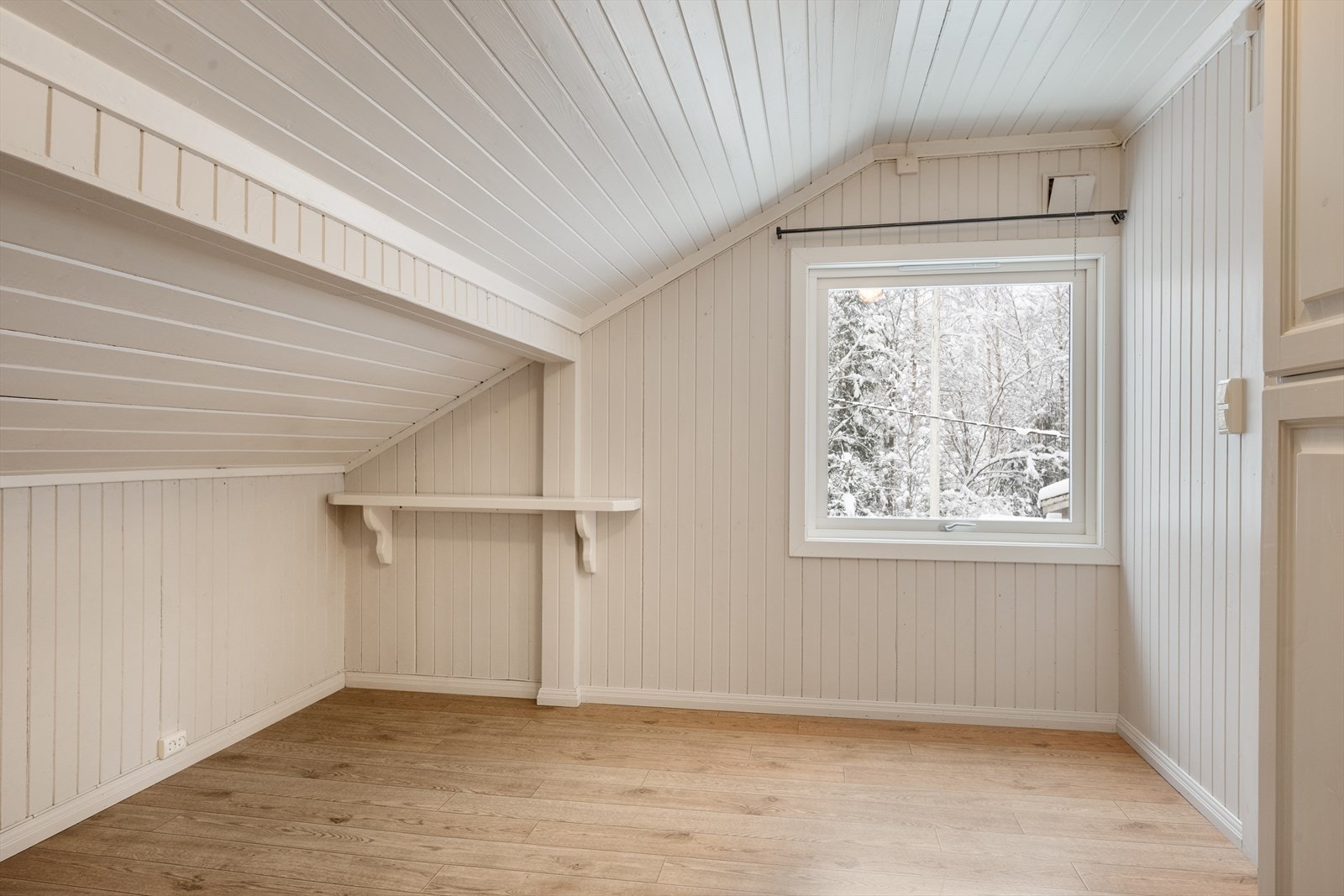 I 2. etasje ligger boligens to soverom - begge rom har malte panelvegger. Galleribilde