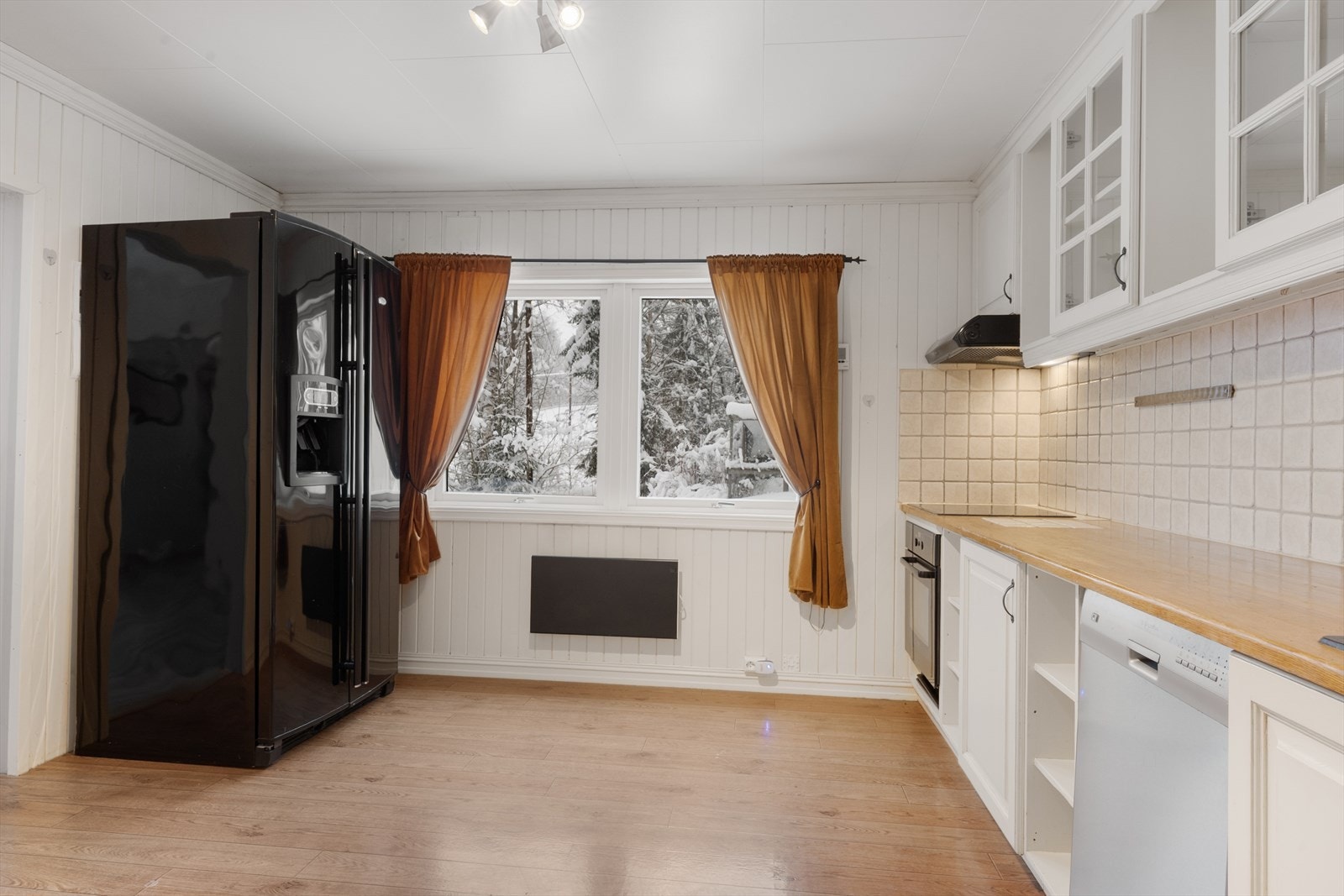 Det er integrerert platetopp, stekeovn og oppvaskmaskin, og frittstående kjøleskap. Galleribilde