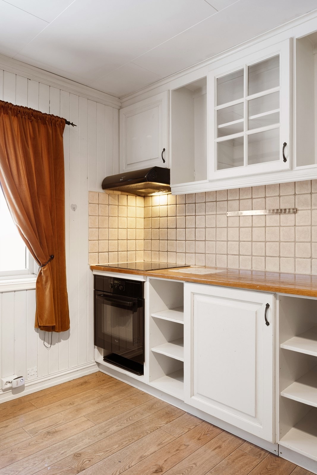 Praktisk med fliser mellom benk og overskap. Galleribilde