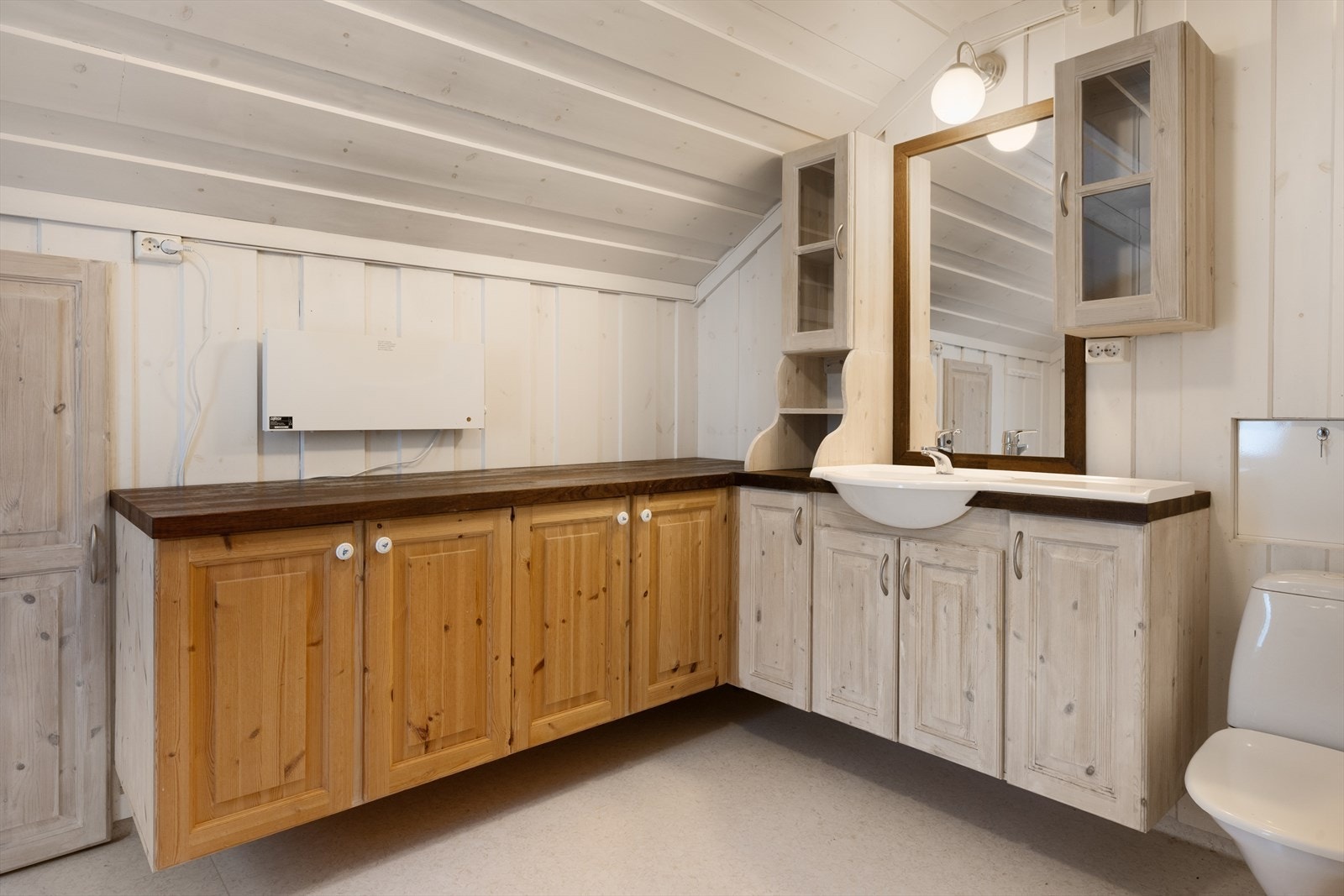 Fra hovedsoverom er det direkte adkomst til badet. Innenfor badet er det tilgang til bod. Galleribilde