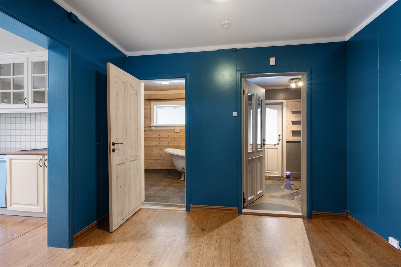 Gangen innenfor entréen har plass til entrémøbler mm. Galleribilde