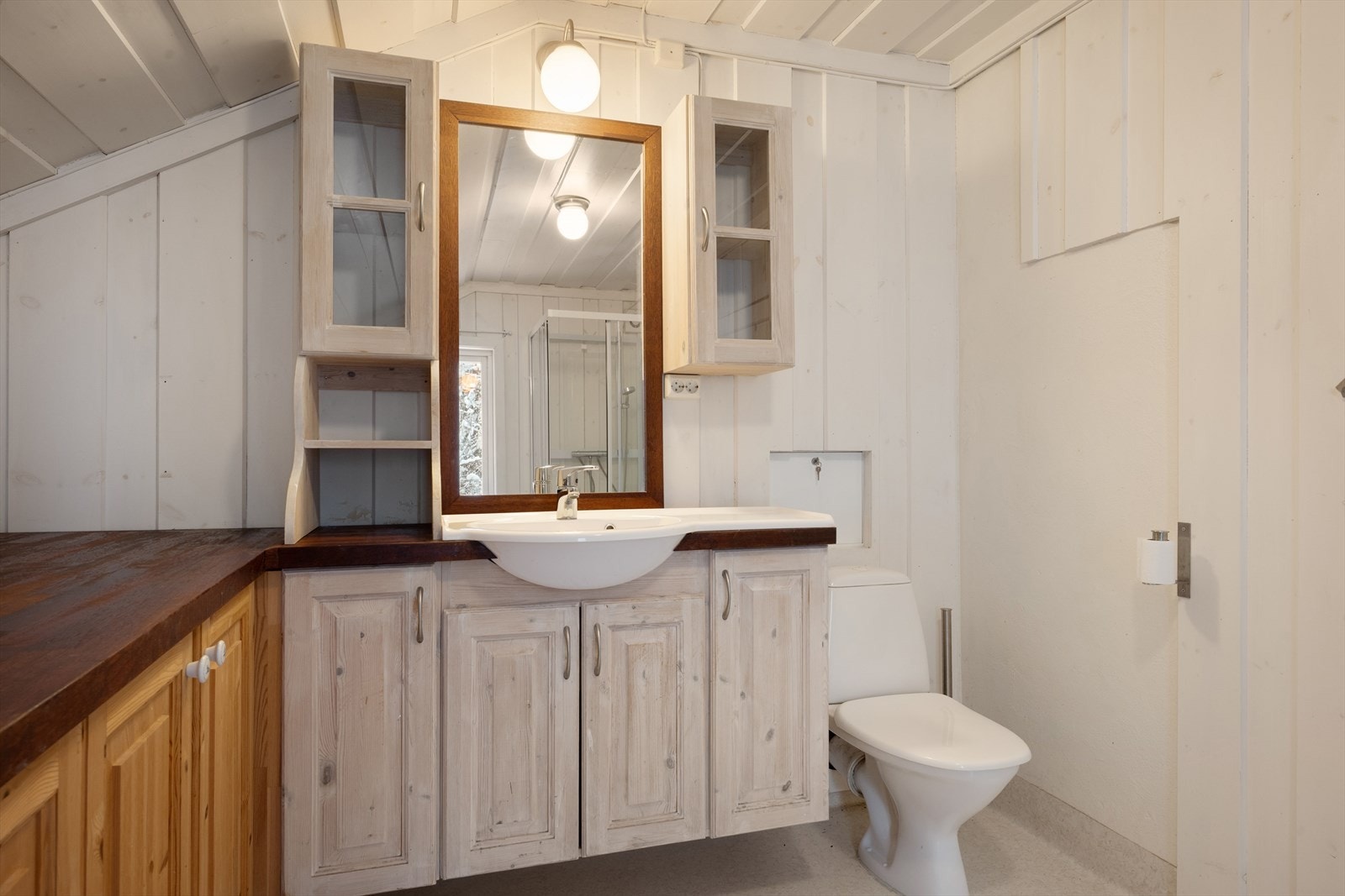 Badet har panelte vegger og gulvbelegg. Galleribilde