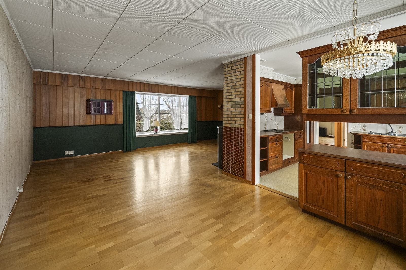 Romslig vinkelstue med delvis åpen løsning til kjøkken Galleribilde